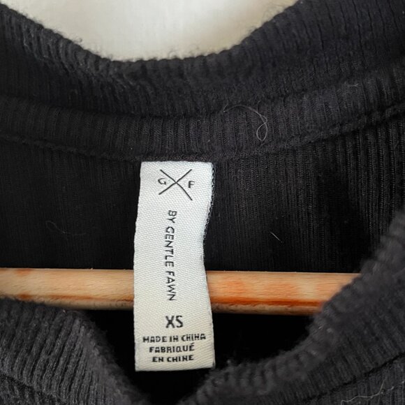 Fitted Ribbed Black Tee - Picture 3 of 3